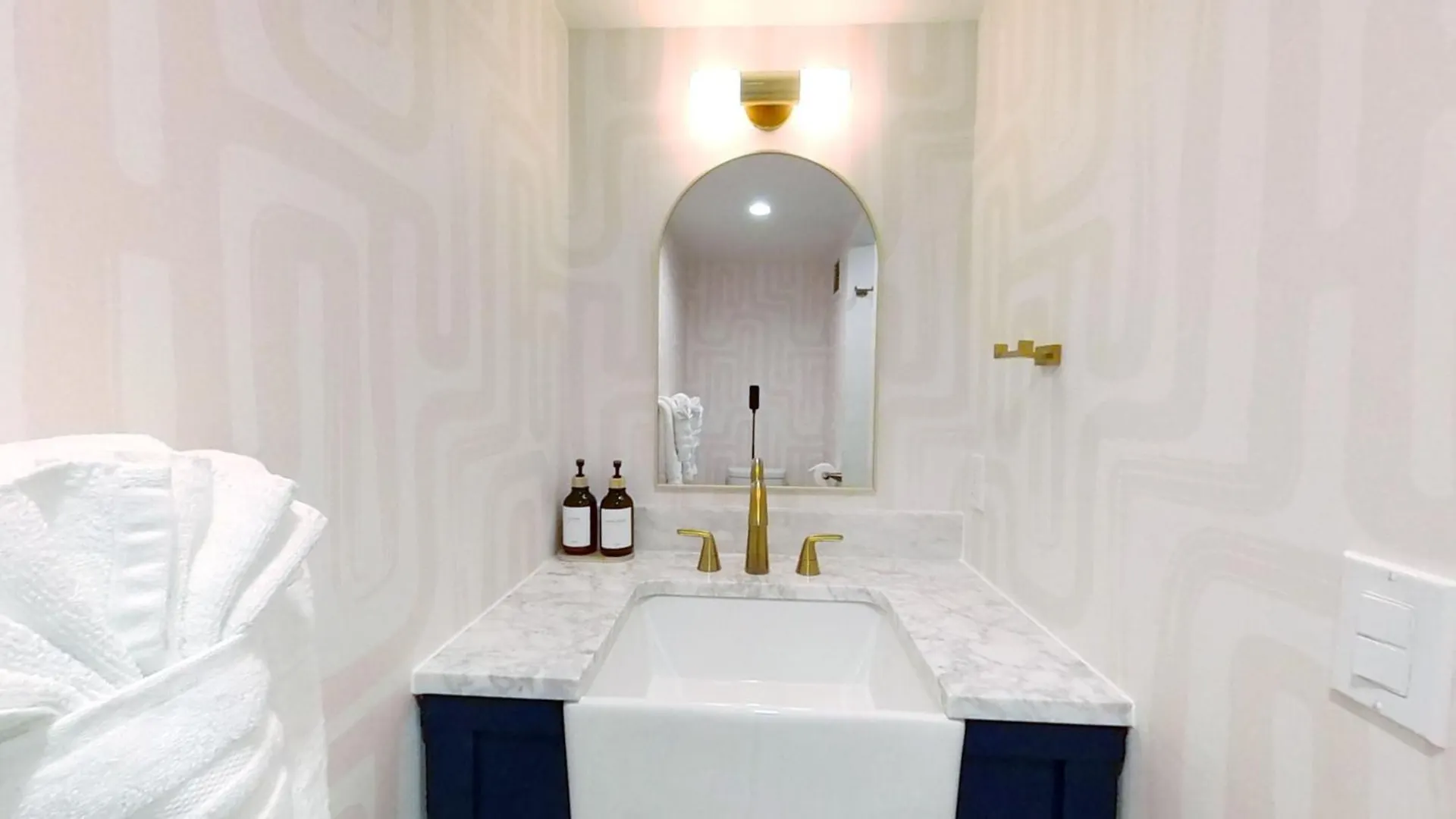 S&N Lux Suite-Free Parking-King Bed-Kitchen-Wifi Honolulu Aparthotel